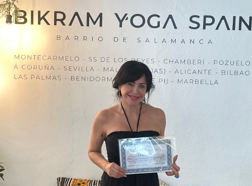 Profesor Bikram Yoga, Luz América